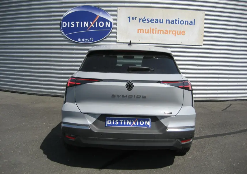 Vue arrière d'une Renault Symbioz gris rafale 2025, soulignant ses feux LED fins et son design moderne.
