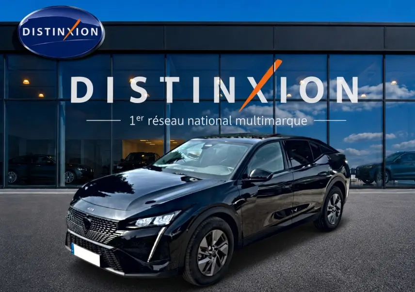 Peugeot 408 Hybrid noir en 3/4 avant droit, avec calandre distinctive et phares LED fins, devant un showroom Distinxion.