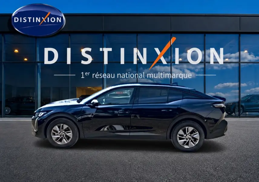 Peugeot 408 Hybrid noir en profil gauche, avec jantes alu, devant vitrine Distinxion reflet ciel.