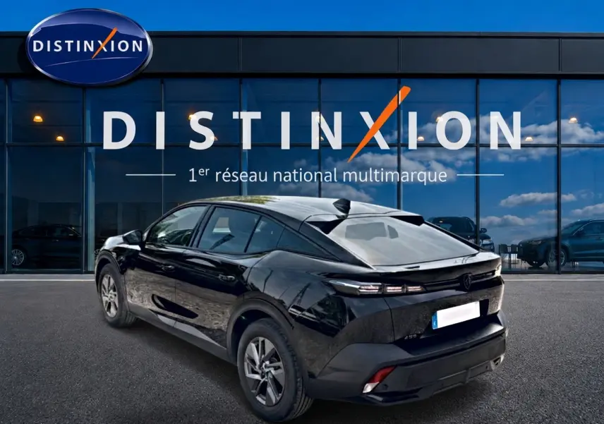Vue 3/4 arrière droite d'une Peugeot 408 Hybrid 136 allure e-dcs6 noire stationnée devant une vitrine Distinxion.