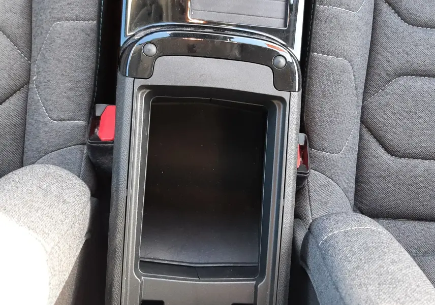Vue plongeante sur la console centrale noire et les sièges gris en tissu du Citroën C4 BlueHDi 130ch Feel Pack 2023.
