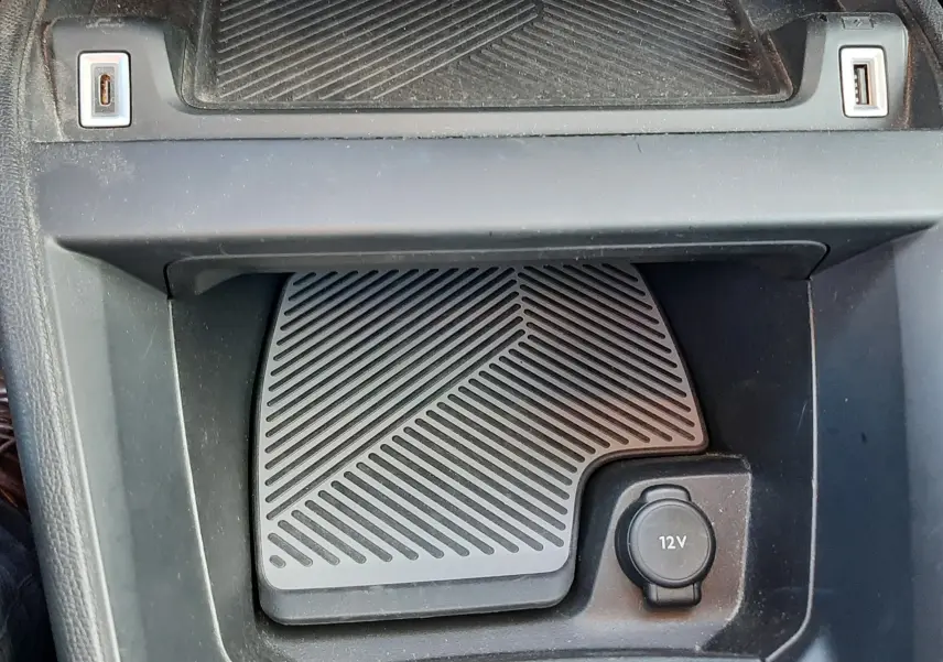 Vue rapprochée de la console centrale grise du Citroën C4 2023, avec prises USB et prise 12V visibles.