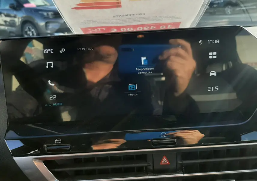 Écran tactile central du tableau de bord de la Citroën C4 gris 2023 avec commandes climatisation et connectivité visible.