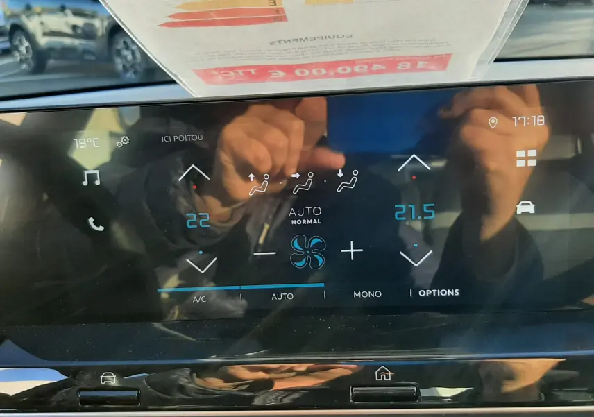 Écran tactile du tableau de bord de la Citroën C4 gris 2023, affichant la climatisation et les commandes digitales.