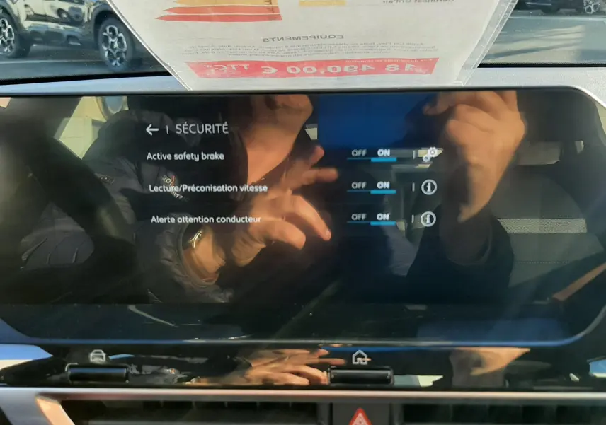 Écran tactile intérieur du tableau de bord de la Citroën C4 gris 2023, affichant les réglages de sécurité.