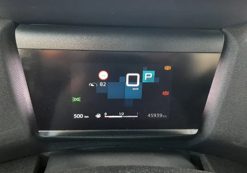 Affichage numérique du tableau de bord de la Citroën C4 gris, montrant la vitesse à 0 km/h et l'indicateur de stationnement.