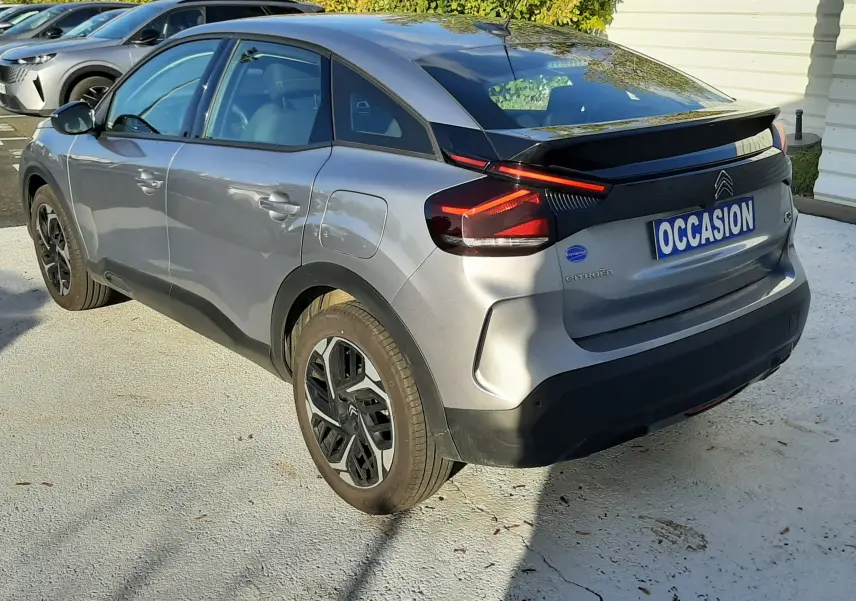 Vue 3/4 arrière droite d'une Citroën C4 gris métallisé avec feux arrière LED et jantes noires biton.