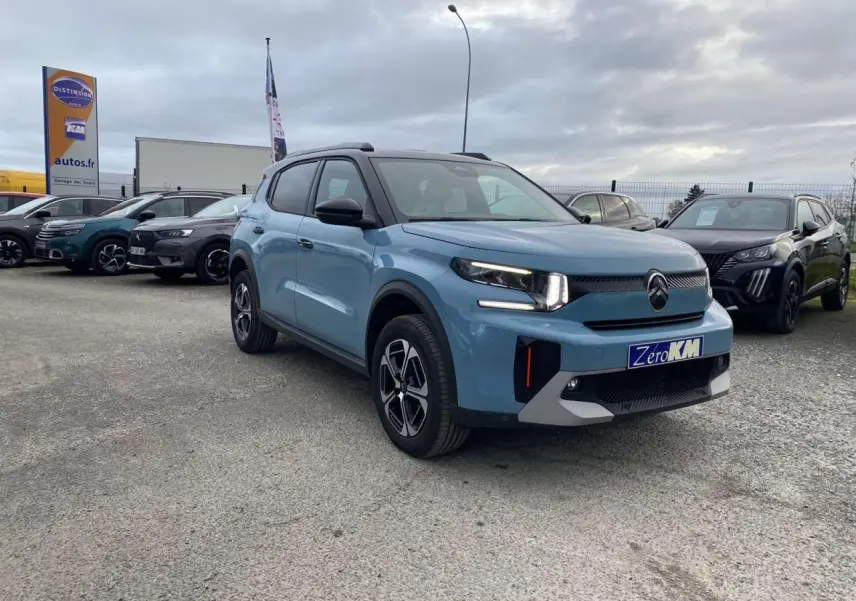Citroën C3 Aircross hybride bleu Monte Carlo vue 3/4 avant avec toit noir et jantes 17 pouces Aragonite.