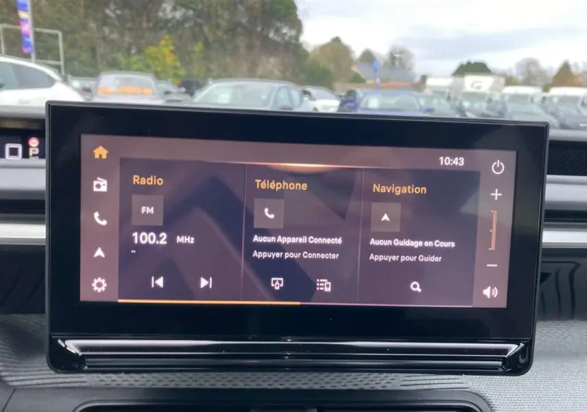 Écran tactile central du tableau de bord du Citroën C3 Aircross 2025 avec interface radio, téléphone et navigation visible.