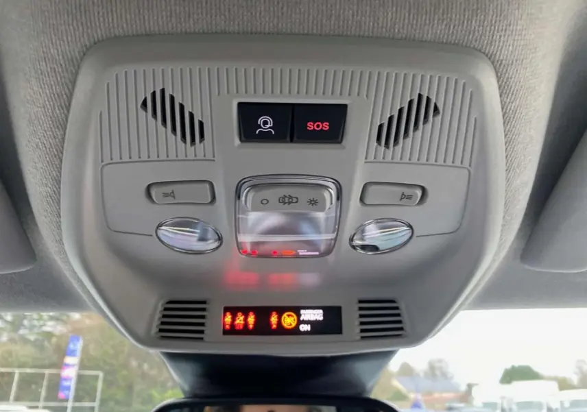 Vue intérieure du plafonnier avec commandes d'éclairage et bouton SOS dans une Citroën C3 Aircross 2025.