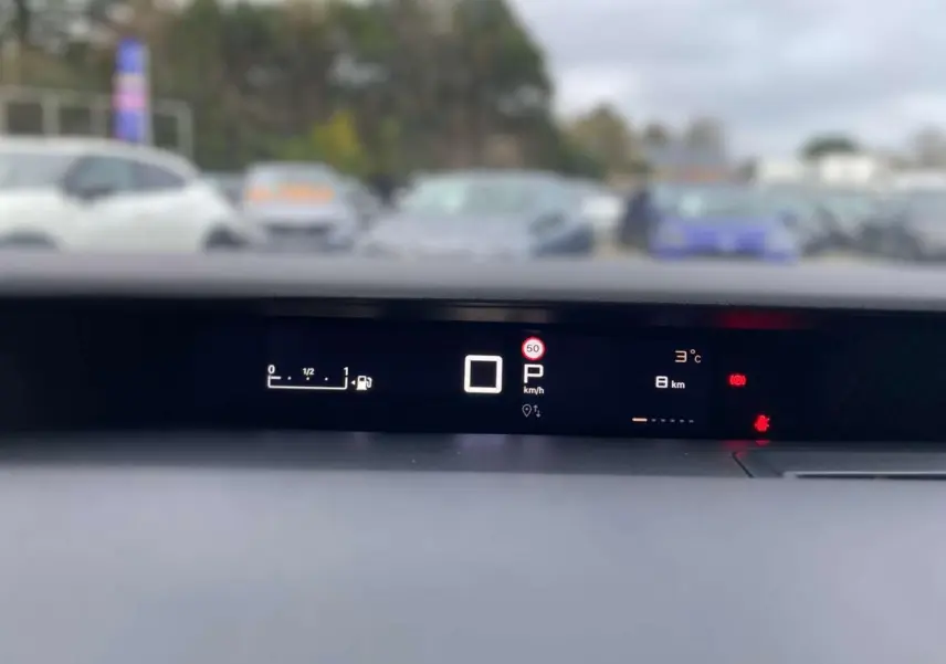 Affichage numérique du tableau de bord de la Citroën C3 Aircross hybride, indiquant vitesse, température et autonomie.