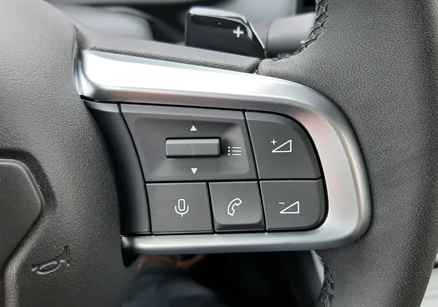 Gros plan sur les commandes multifonctions côté droit du volant en cuir noir du Jeep Avenger 2025.