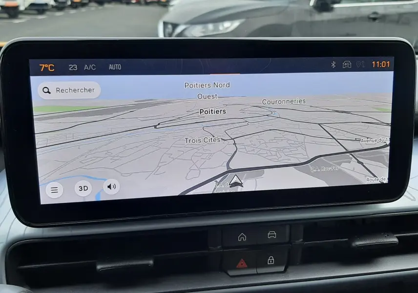 Écran central du GPS du Jeep Avenger 2025 affichant une carte de Poitiers, avec commandes et tableau de bord visibles.