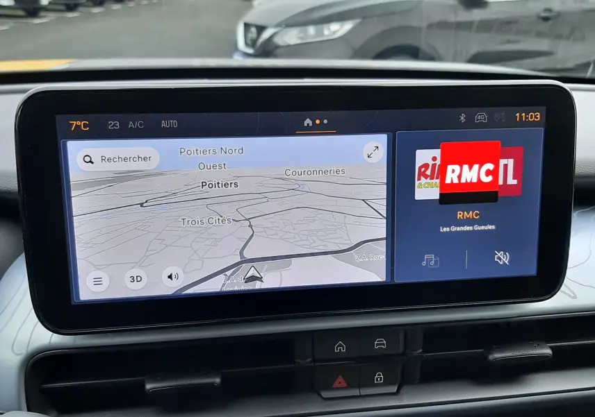 Écran central du tableau de bord du Jeep Avenger 2025 montrant la navigation et la radio, vue intérieure frontale.