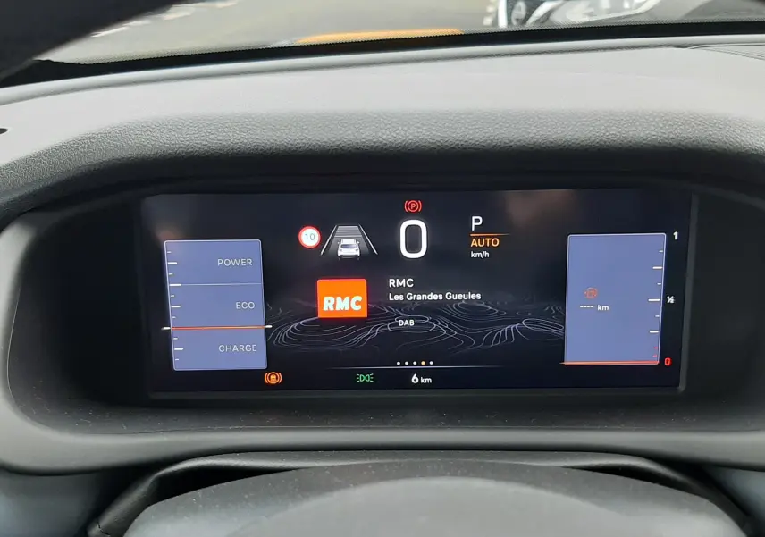 Vue rapprochée du tableau de bord numérique du Jeep Avenger 2025, affichant la vitesse, mode éco et radio RMC.