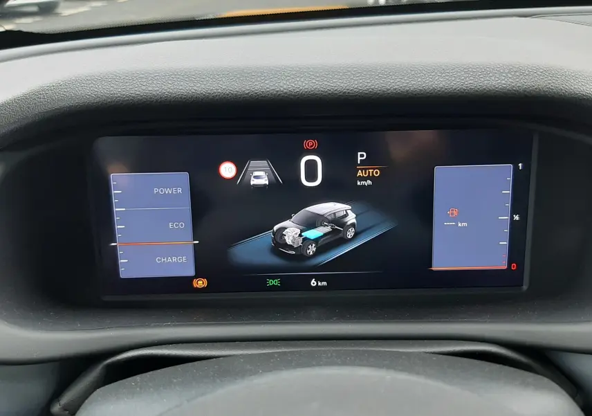 Tableau de bord numérique du Jeep Avenger 2025 affichant l'état hybride et la vitesse à 0 km/h.
