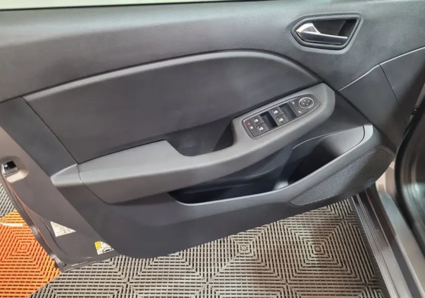 Vue intérieure de la porte avant gauche gris foncé de la Renault Clio Evolution Blue dCi 100 avec commandes de vitres et verrouillage.