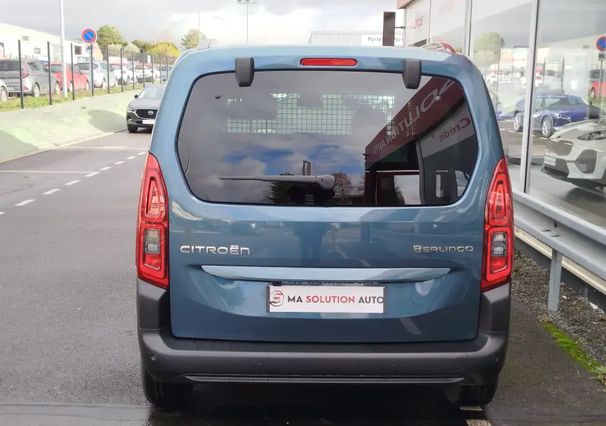Vue arrière du Citroën Berlingo bleu Kiarma 2025 avec hayon vitré et feux arrière verticaux distinctifs.