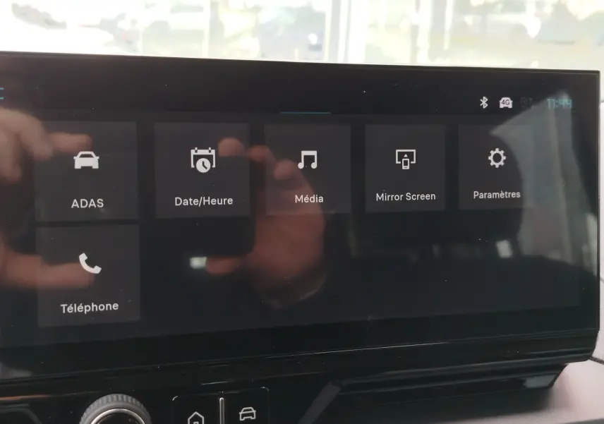 Écran tactile central du Citroën Berlingo 2025 affichant les options ADAS, Média, Mirror Screen et Paramètres.