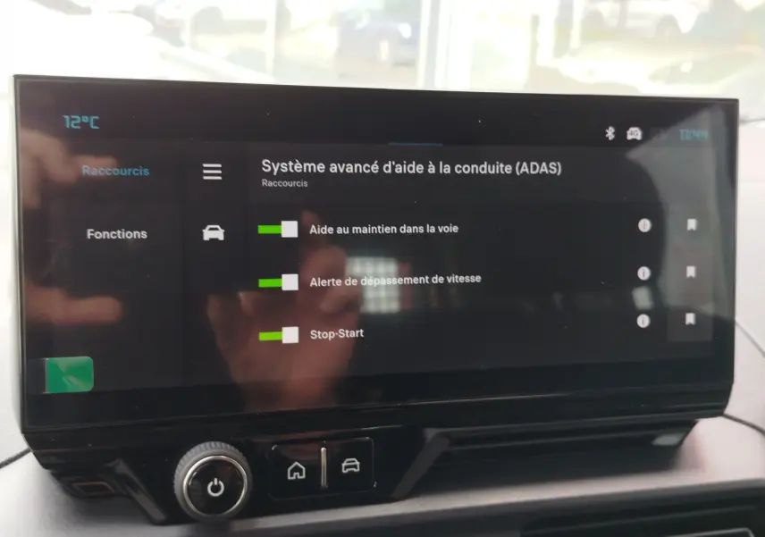 Écran tactile du système d’aide à la conduite affichant les options ADAS dans un Citroën Berlingo 2025.