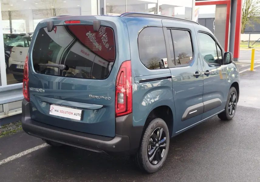 Vue 3/4 arrière droite du Citroën Berlingo 2025 bleu Kiarma avec vitres teintées et jantes noires.