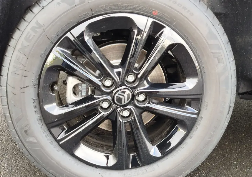 Gros plan sur la jante noire brillante de la roue avant droite du Citroën Berlingo Bleu Kiarma 2025.