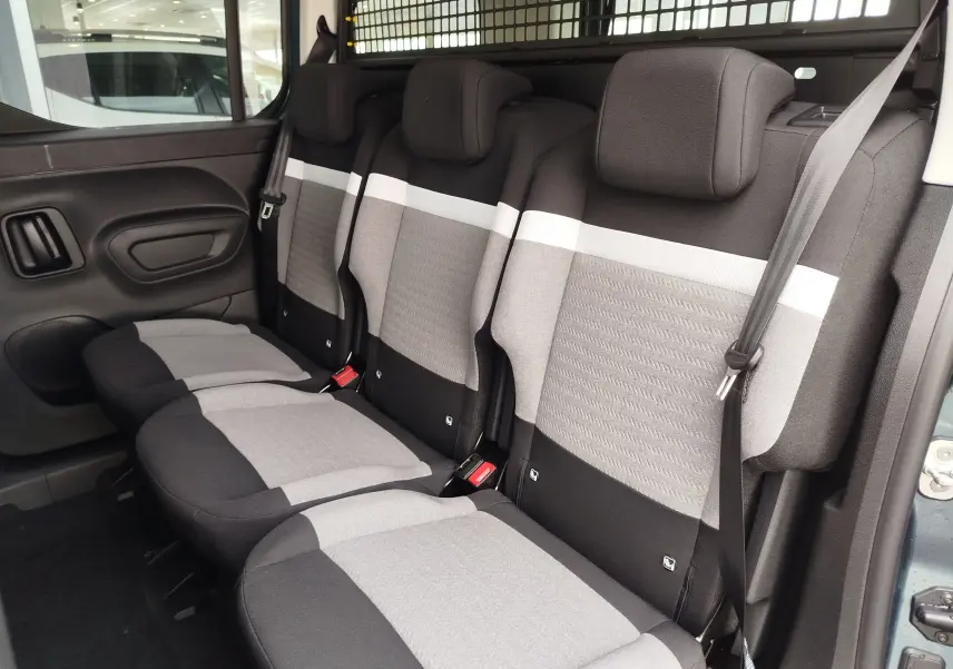 Vue intérieure côté droit des sièges arrière gris clair et foncé du Citroën Berlingo M 2025, version 5 places.