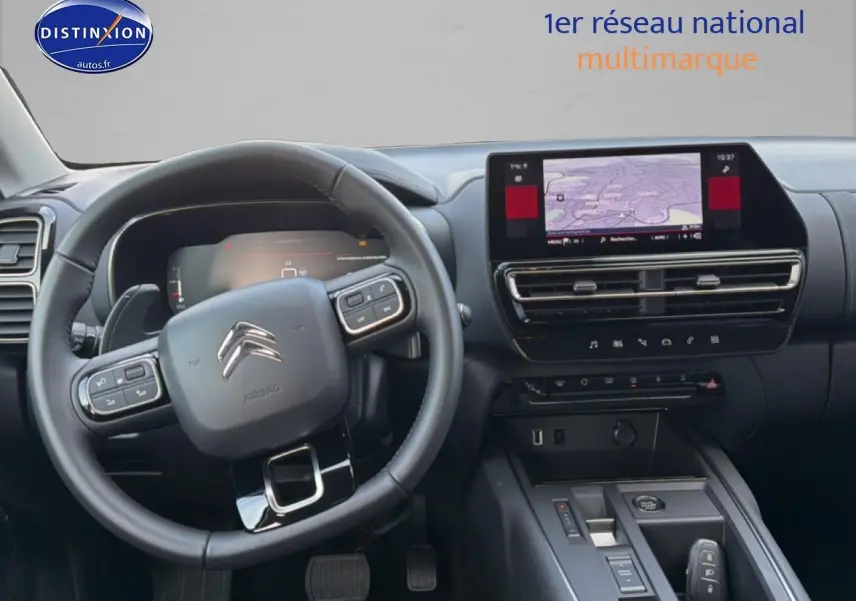 Vue intérieure centrée sur le volant cuir et l’écran tactile du tableau de bord du Citroën C5 Aircross gris platinium.