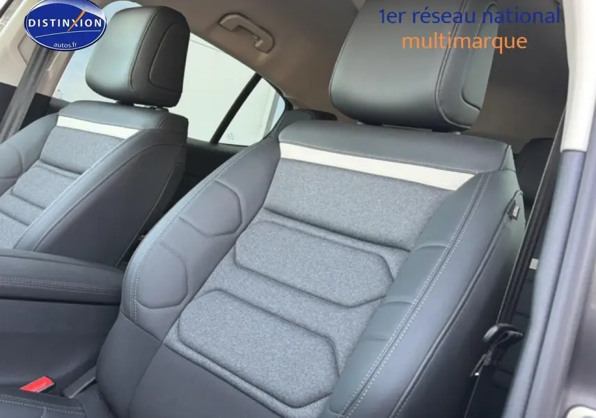 Gros plan sur les sièges avant gris noir en tissu et cuir du Citroën C5 Aircross 2025, intérieur spacieux et moderne.