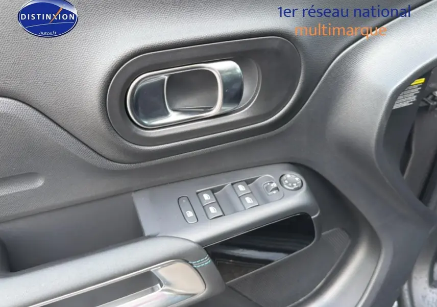 Gros plan sur la porte avant gauche du Citroën C5 Aircross gris platinium, avec commandes de vitres et poignée chromée.