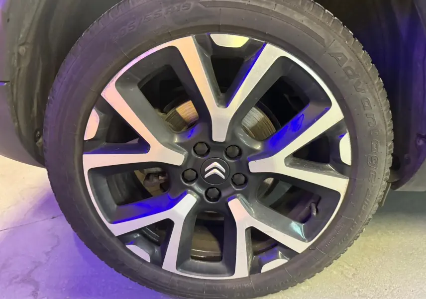 Gros plan sur la jante alu 18 pouces bicolore du côté gauche d'un Citroën C5 Aircross bleu 2022.