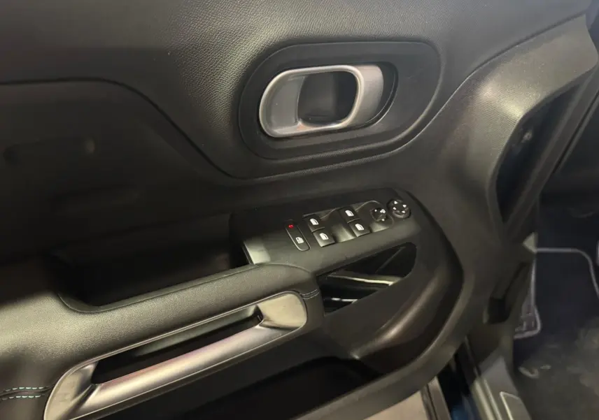 Vue intérieure du poste de conduite du Citroën C5 Aircross 2022 avec tableau de bord numérique et écran tactile central.