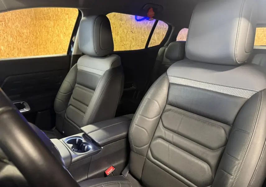 Vue intérieure de la porte arrière gauche noire du Citroën C5 Aircross avec poignée chromée et panneau texturé.