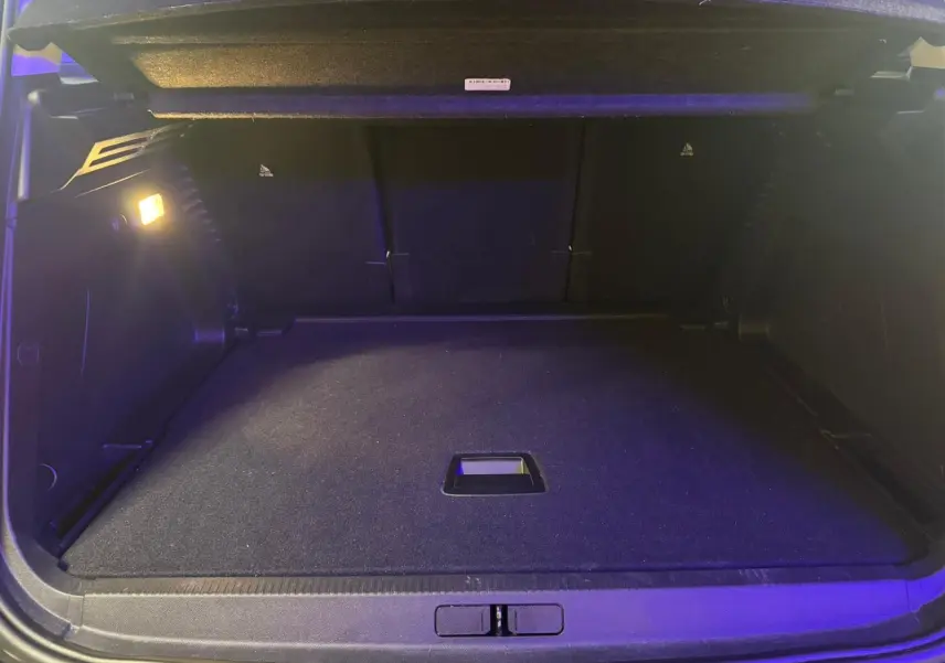 Poignée intérieure côté gauche noire avec bouton de verrouillage sur porte d'une Citroën C5 Aircross bleu 2022.