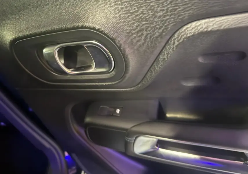 Grille d'aération arrière noire avec prise USB éclairée, vue centrée depuis l'habitacle du Citroën C5 Aircross bleu.