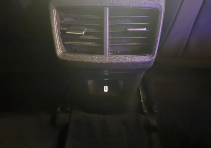 Gros plan sur la poignée intérieure et commande de vitre côté gauche du Citroën C5 Aircross bleu 2022.