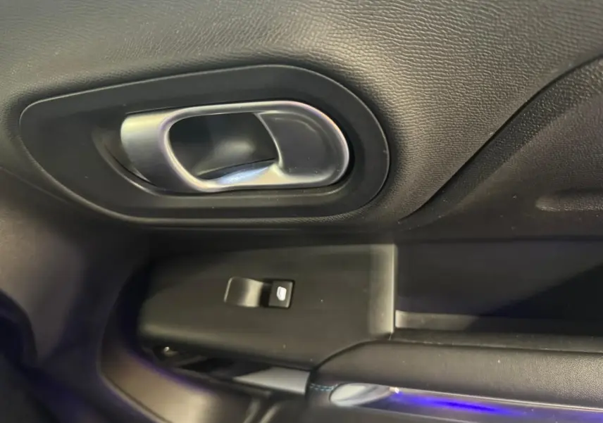 Vue intérieure des trois sièges arrière en cuir noir du Citroën C5 Aircross 2022, avec appuie-têtes et ceintures visibles.