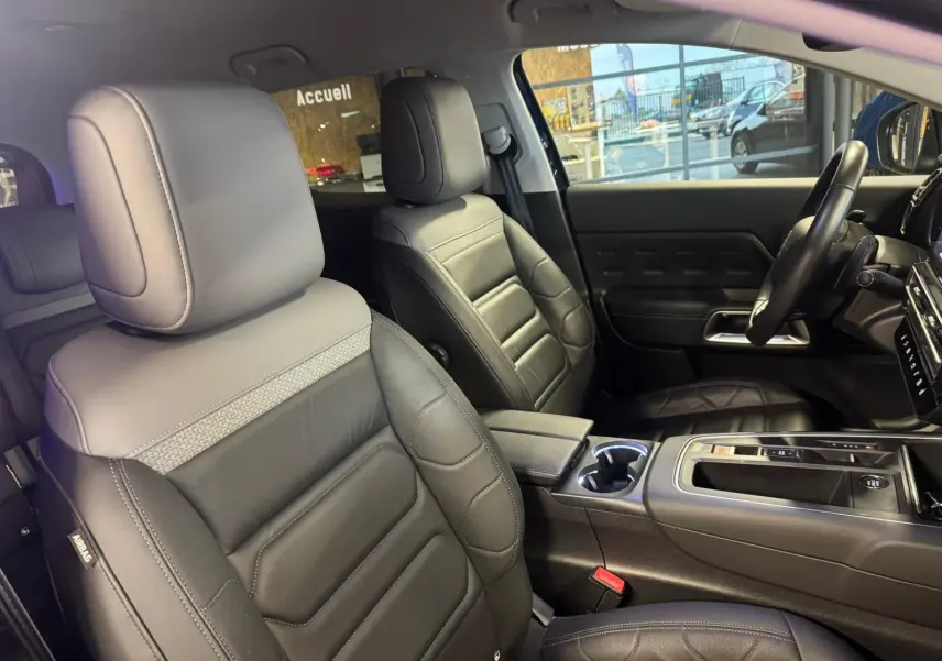 Vue intérieure côté conducteur du Citroën C5 Aircross 2022, tableau de bord noir avec écran tactile et volant multifonction.