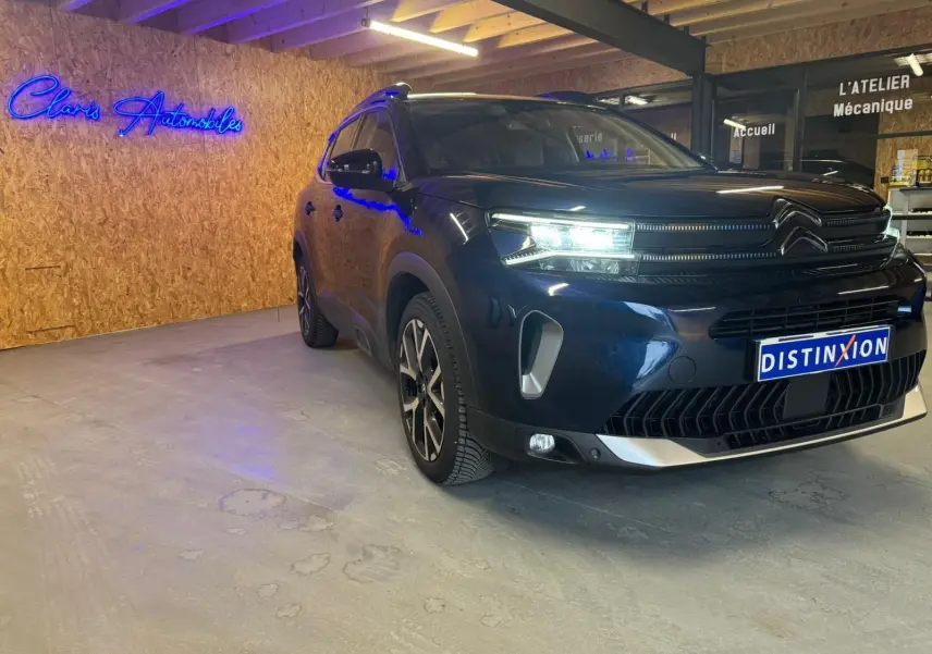 Vue de profil côté gauche du Citroën C5 Aircross bleu avec jantes alu 18 pouces et vitres surteintées en intérieur.