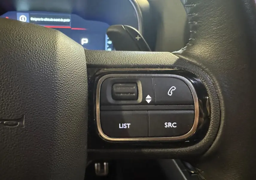 Vue rapprochée du combiné numérique 12,3'' du tableau de bord du Citroën C5 Aircross bleu, affichant les alertes et informations de conduite.