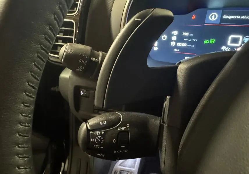 Écran tactile central du tableau de bord du Citroën C5 Aircross bleu, affichant la climatisation automatique à 21°C.