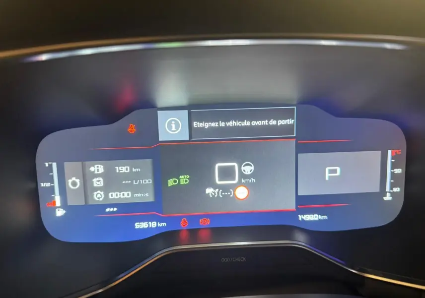 Gros plan intérieur côté gauche sur les commandes au volant et le combiné numérique bleu du Citroën C5 Aircross 2022.