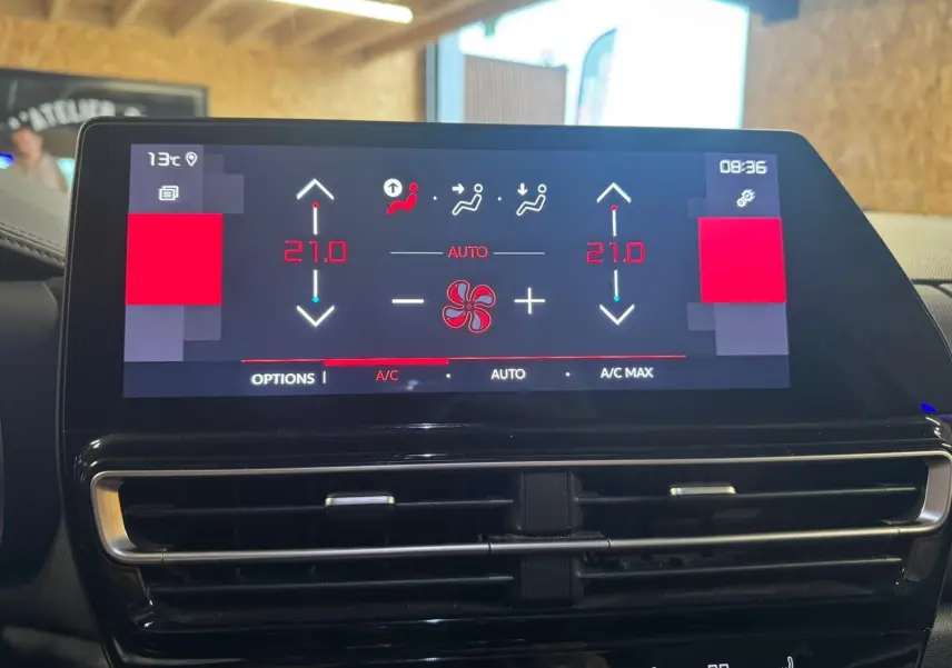 Écran tactile central du tableau de bord du Citroën C5 Aircross 2022 affichant la radio FM Europe 1 et RMC.