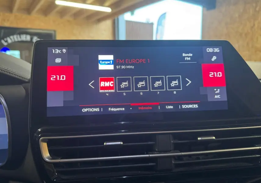 Écran tactile central du tableau de bord du Citroën C5 Aircross 2022 affichant les options de connectivité.