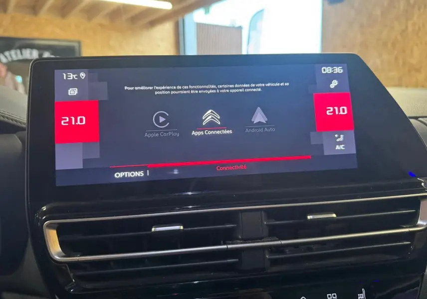 Vue rapprochée du tableau de bord noir du Citroën C5 Aircross 2022 avec commandes tactiles et aérateurs horizontaux.