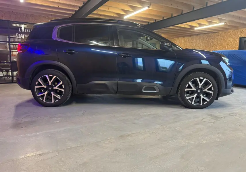 Citroën C5 Aircross bleu en 3/4 avant droit, avec jantes alu 18'' et éclairage LED distinctif.