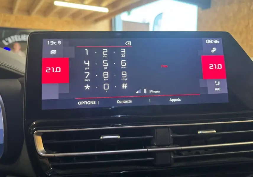 Vue rapprochée de l'écran tactile central du tableau de bord du Citroën C5 Aircross bleu, affichant la navigation GPS.