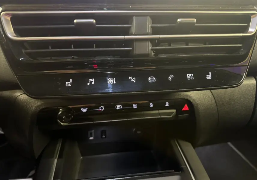 Écran tactile central affichant le clavier téléphonique dans l’habitacle du Citroën C5 Aircross bleu, vue de face.