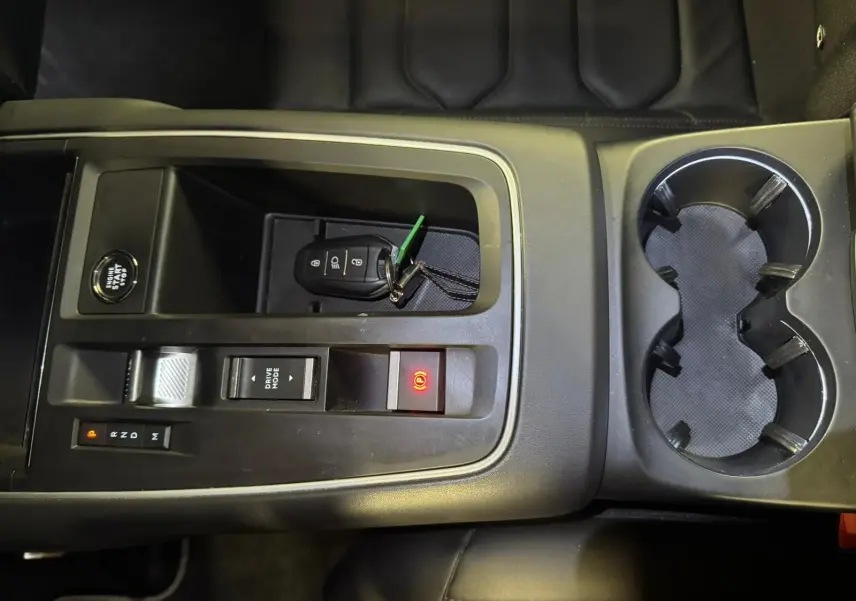 Vue intérieure du plafonnier et rétroviseur central du Citroën C5 Aircross bleu avec éclairage et bouton SOS allumé.