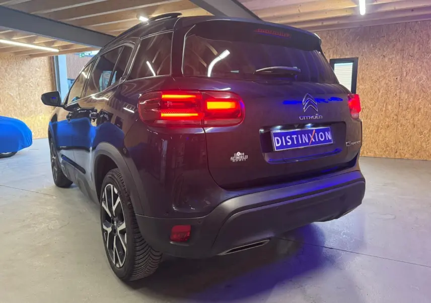 Gros plan sur la jante alu 18'' bicolore noire et argentée du Citroën C5 Aircross bleu, côté droit.